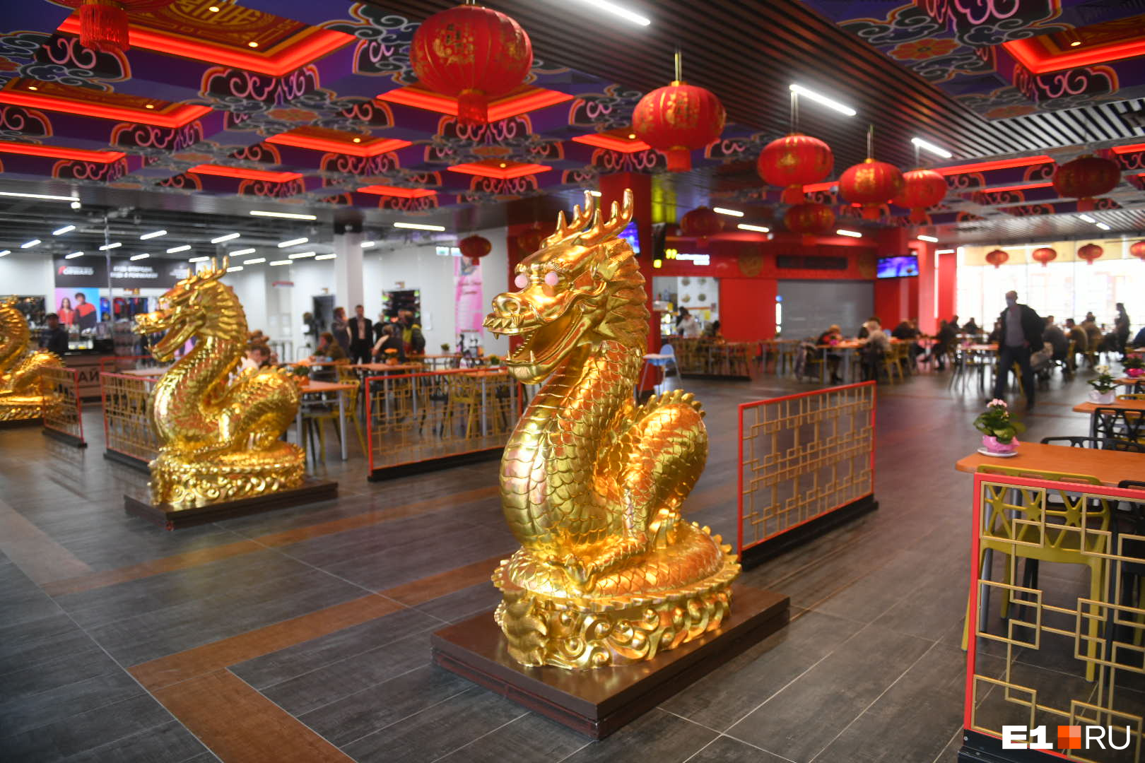 В кафе ТЦ «Пекин» поблизости от рынка много свободных мест.