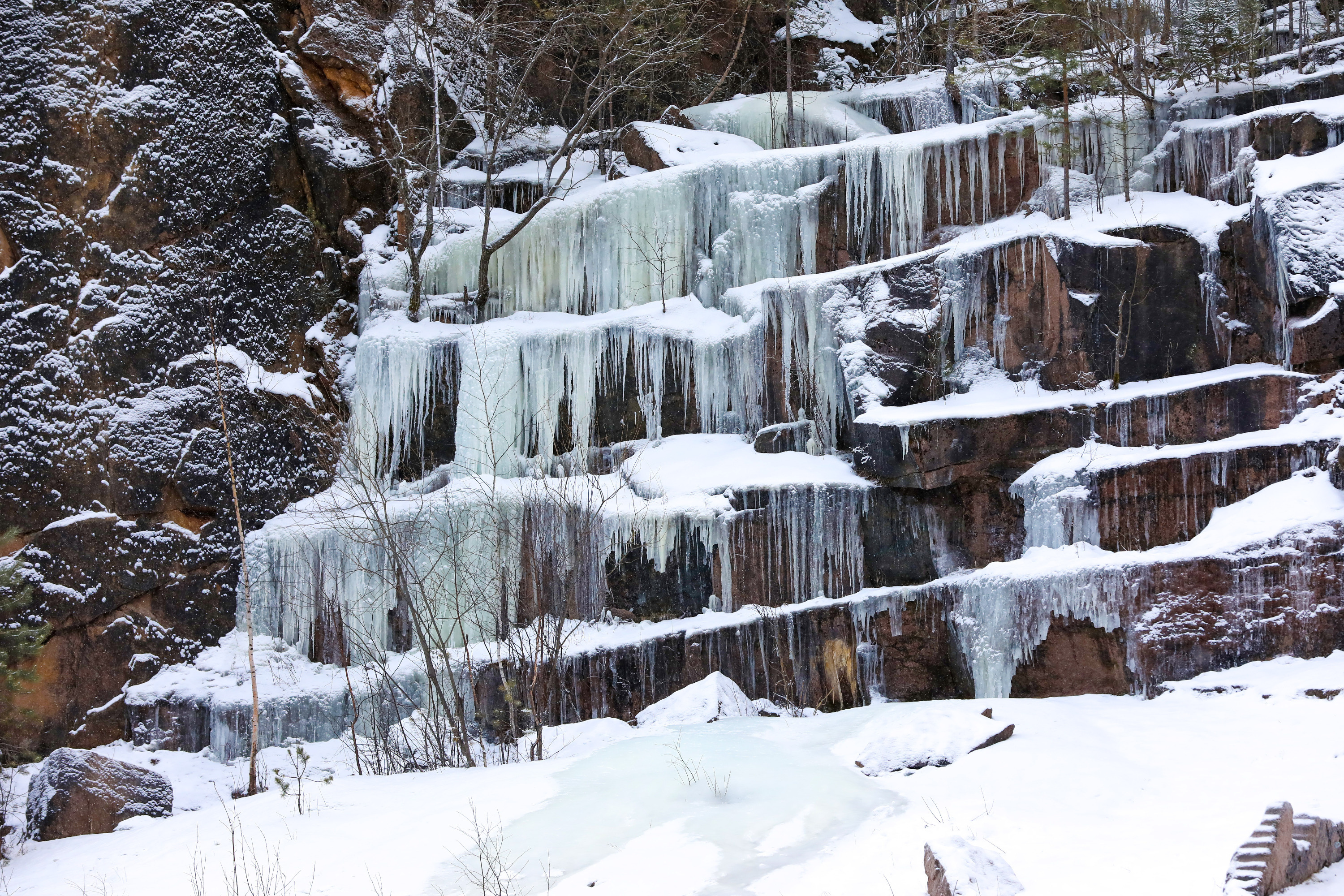 Обычно водопад заливают глубокой зимой