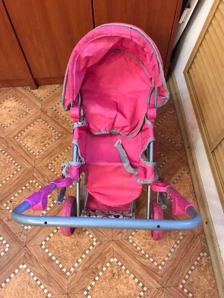 По словам воспитательницы, эта коляска могла сложиться По словам воспитательницы, эта коляска могла сложиться