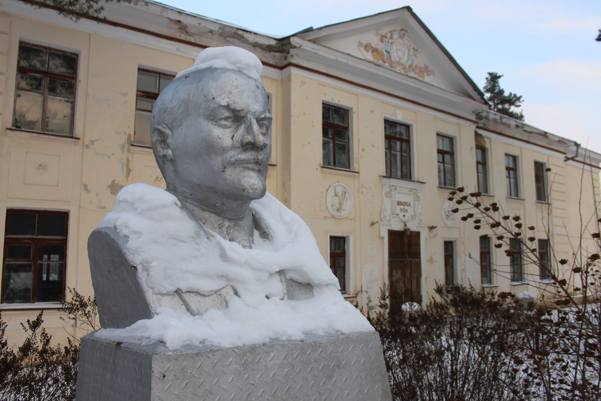 Снова Ленин в шапочке, на этот раз — в снежной, это бюст возле одной из старинных школ Екатеринбурга в поселке Рудном