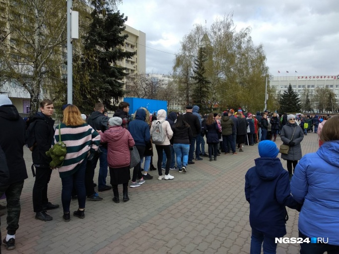 Огромная очередь за кашей из полевой кухни на Театральной площади в 2019 году <br> Огромная очередь за кашей из полевой кухни на Театральной площади в 2019 году <br>
