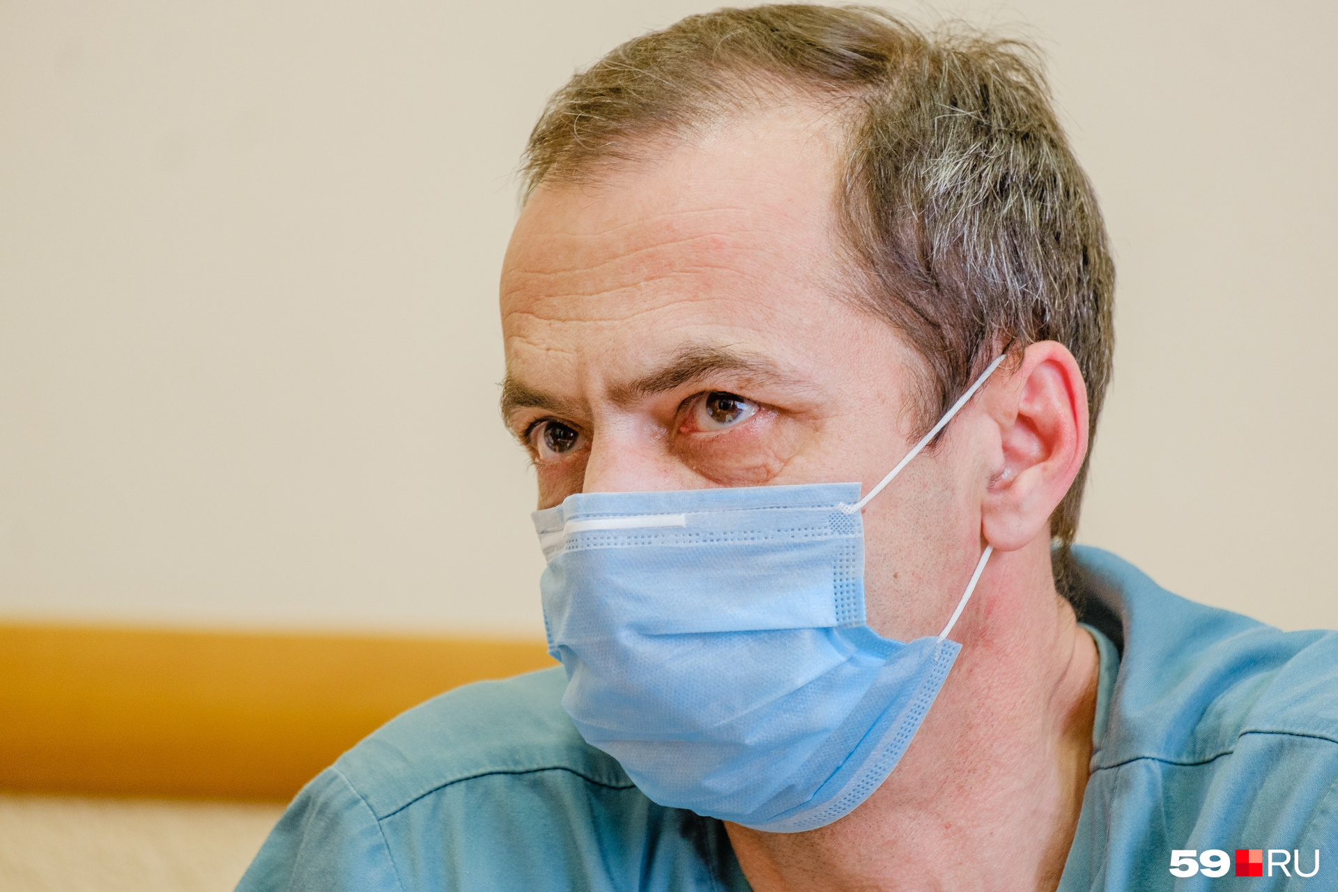 Анатолий Владимирович говорит, что в непрофильное экстренное отделение действительно могут попасть зараженные пациенты без симптомов