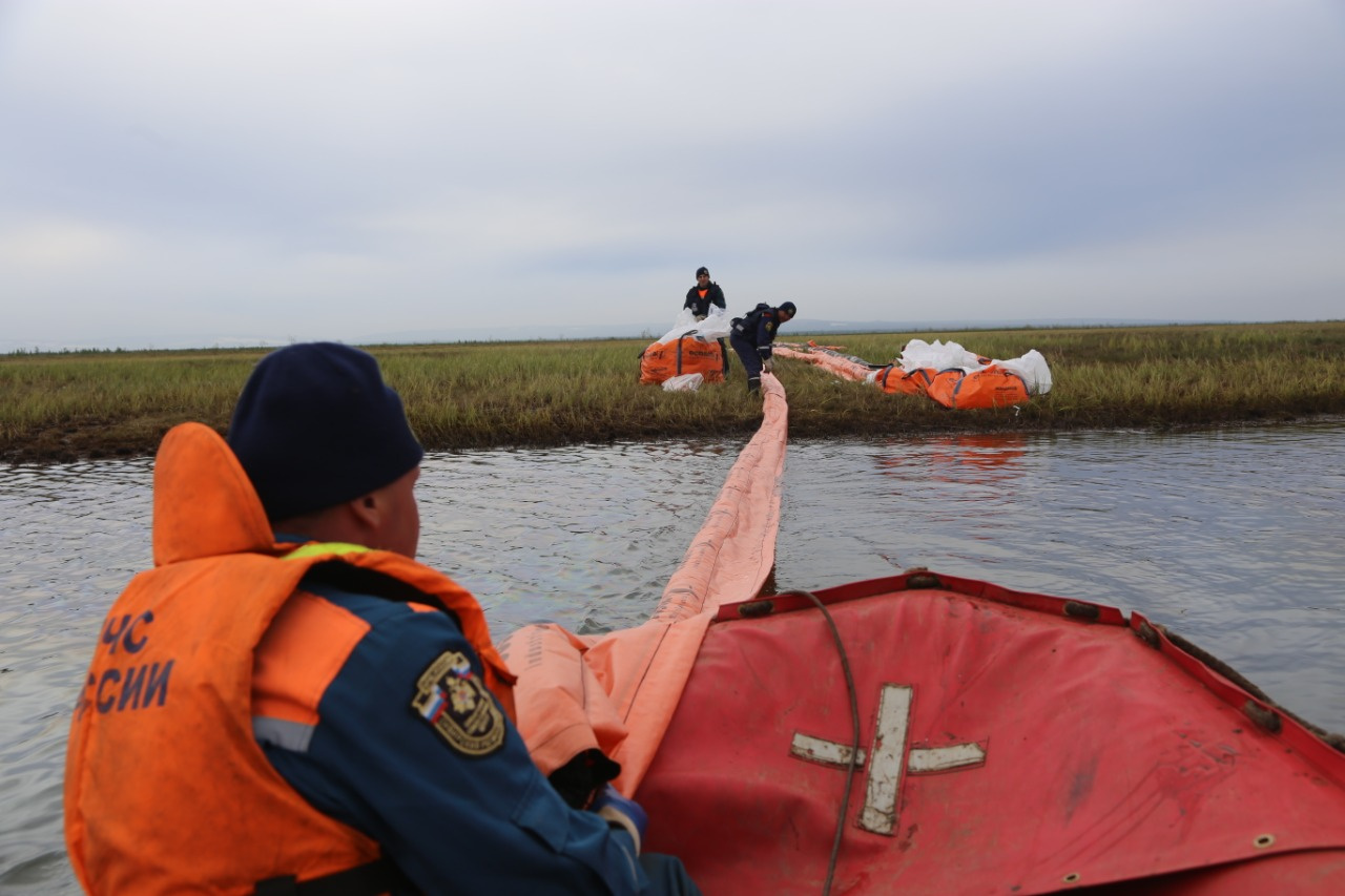 Спасатели завершили активную стадию сбора разлившихся нефтепродуктов