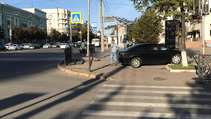 В центре Челябинска машина снесла чугунное ограждение и вылетела на тротуар
