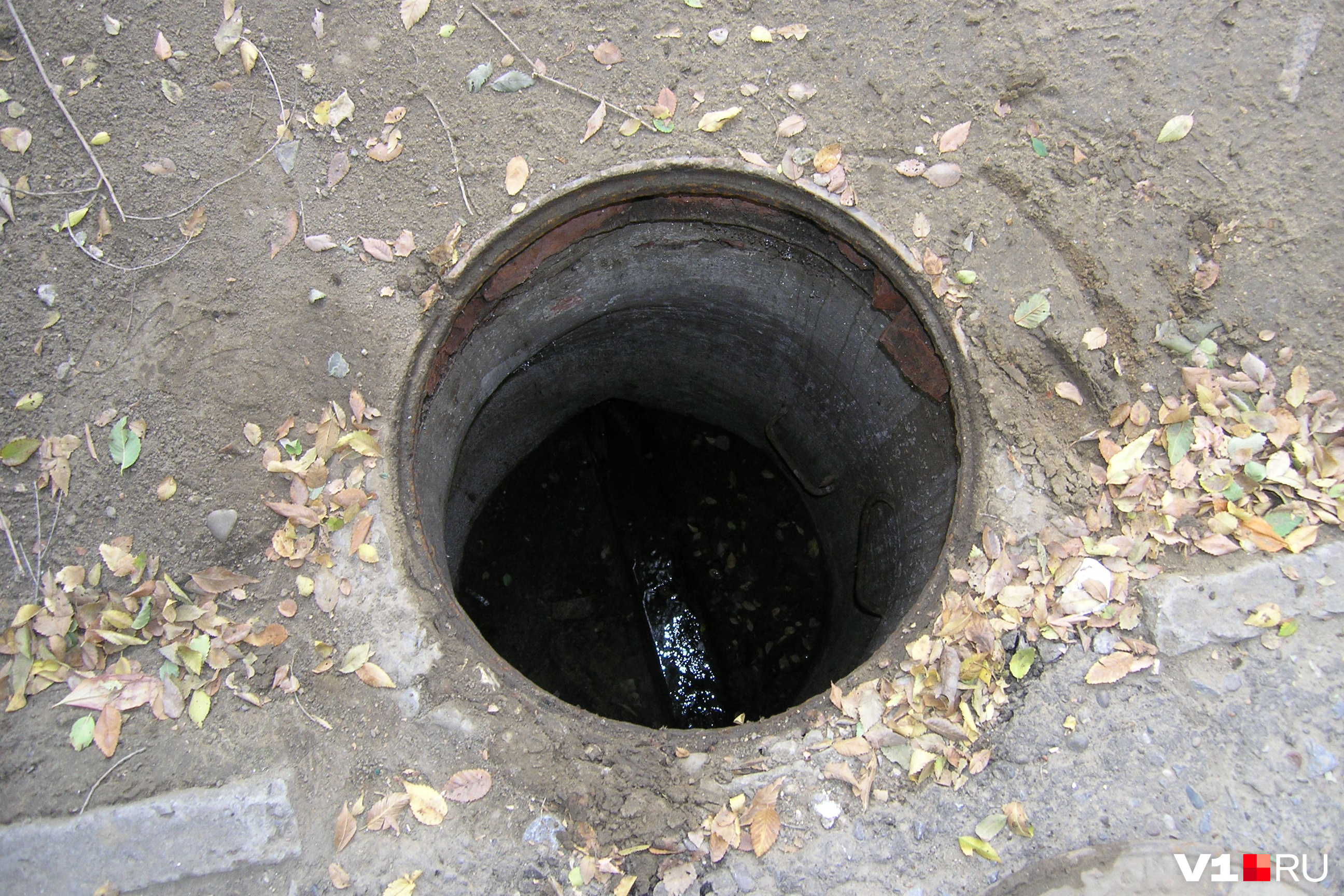 Подземный люк. Колодец для канализации. Открытый люк. Открытый люк канализации. Открытый канализационный колодец.