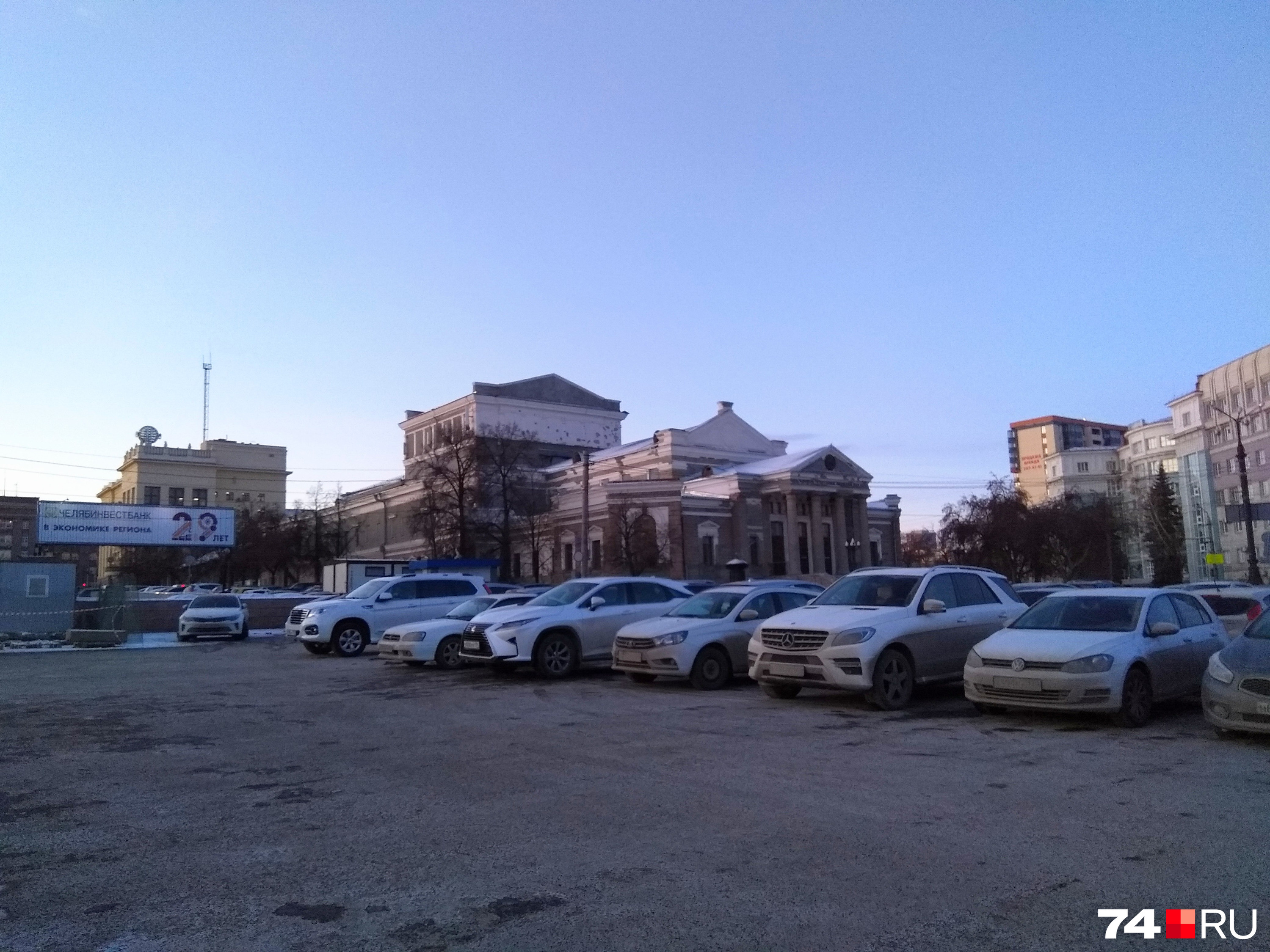 Автомобилисты спокойно оставляли машины на главной площади города Автомобилисты спокойно оставляли машины на главной площади города