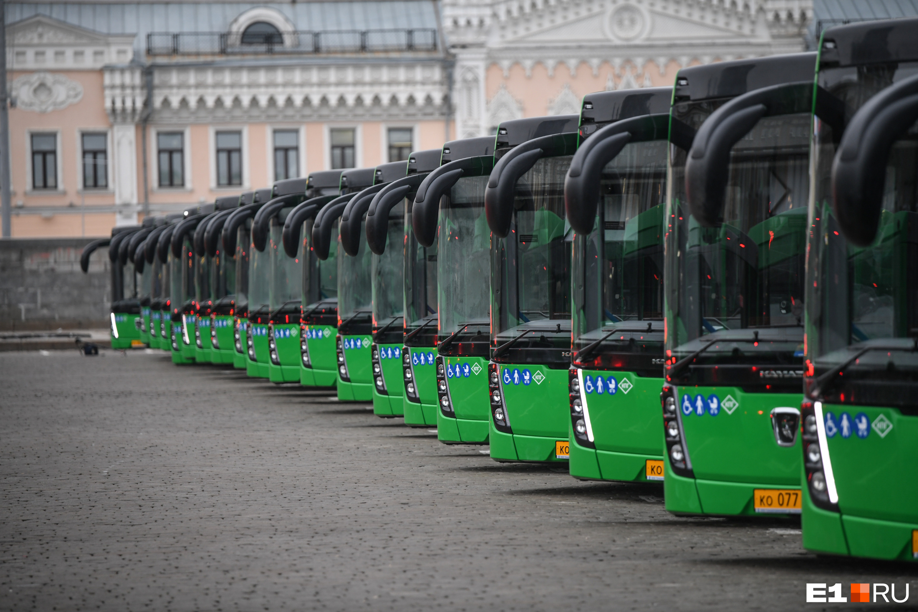 Будут возить в душегубках. Коммерческим перевозчикам Екатеринбурга отказали в аренде больших зеленых автобусов