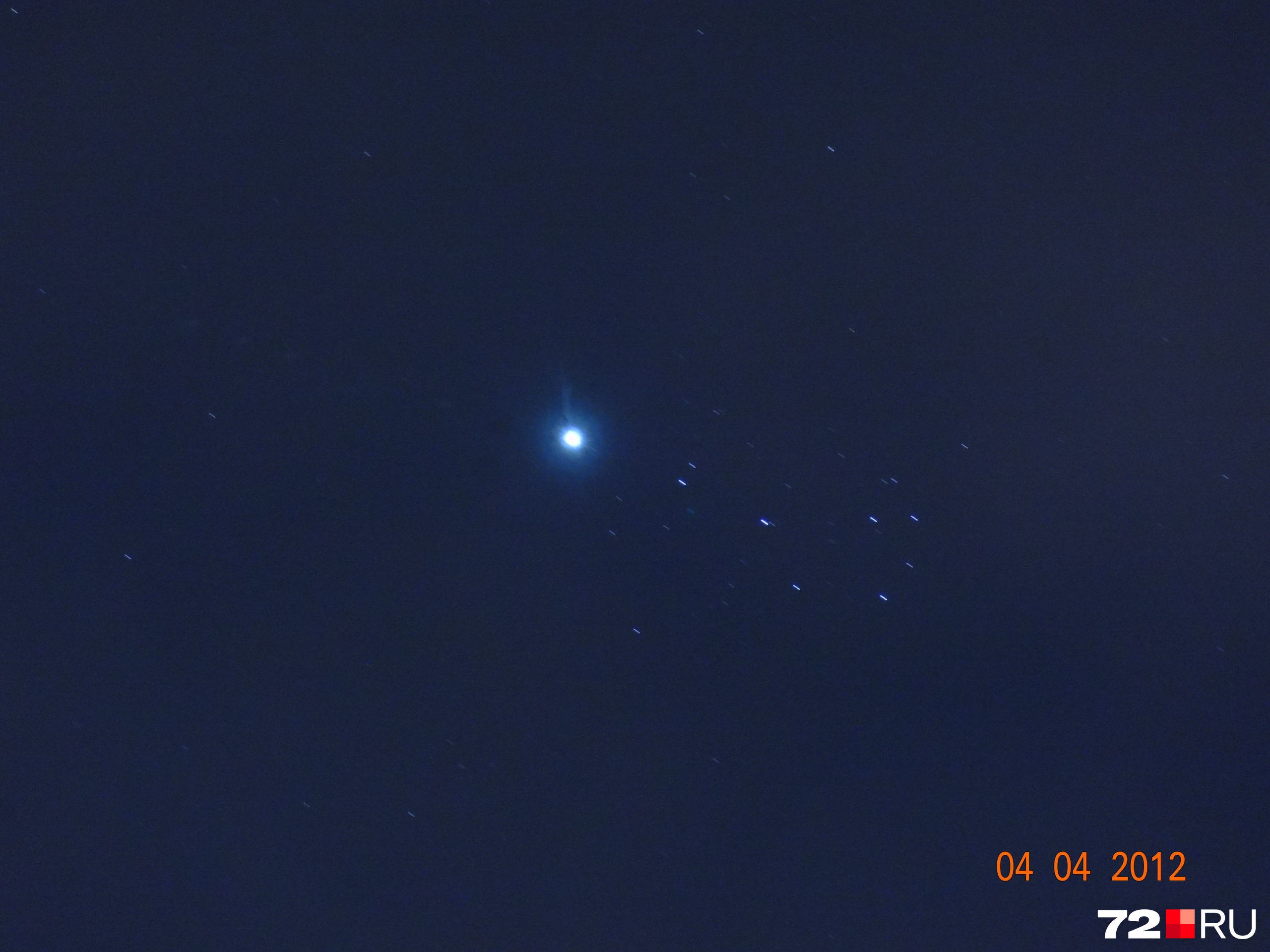 Фигура из семи звезд в форме маленького ковшика — это и есть Плеяды. Это явление было снято восемь лет назад с камеры с приближением х16