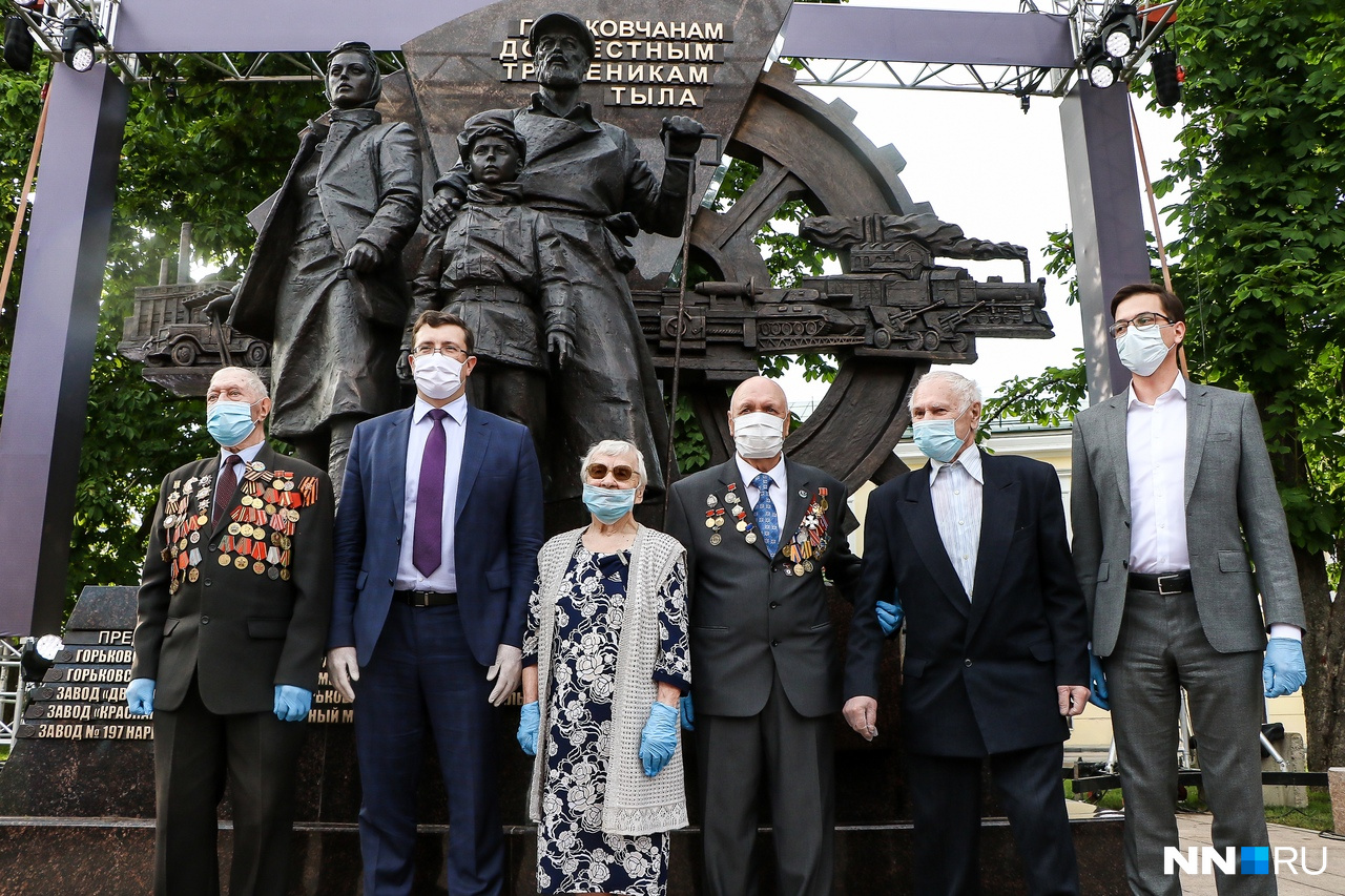 Город трудовой доблести памятники. Памятник город трудовой доблести Нижний Новгород. Памятник труженикам тыла в Нижнем Новгороде. Горьковчанам доблестным труженикам тыла памятник. Памятники труженикам тыла в городах трудовой доблести.