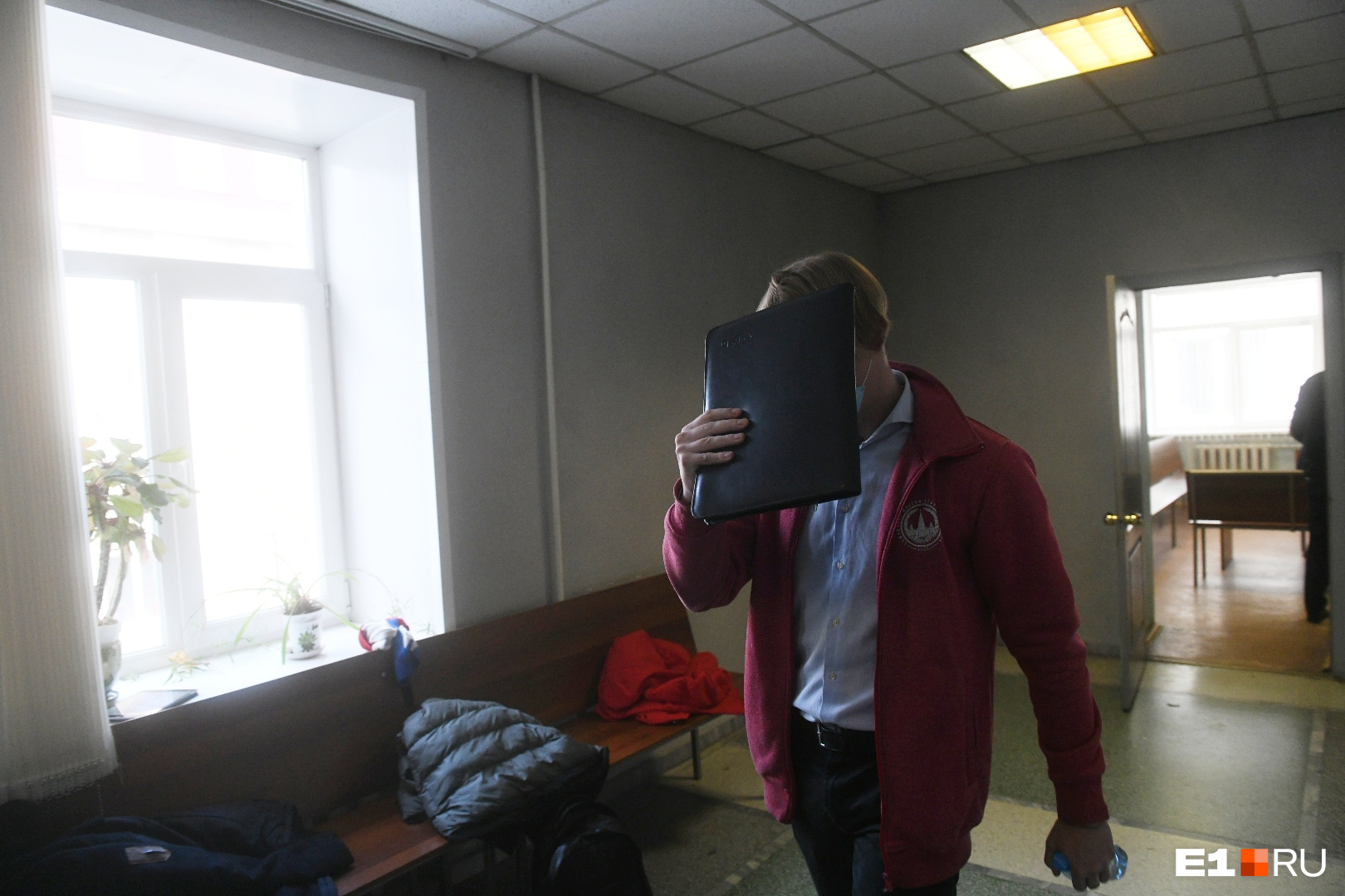 Березкин скрывал свое лицо, даже будучи в медицинской маске. Он прятался за черной папкой и отказывался от комментариев Березкин скрывал свое лицо, даже будучи в медицинской маске. Он прятался за черной папкой и отказывался от комментариев