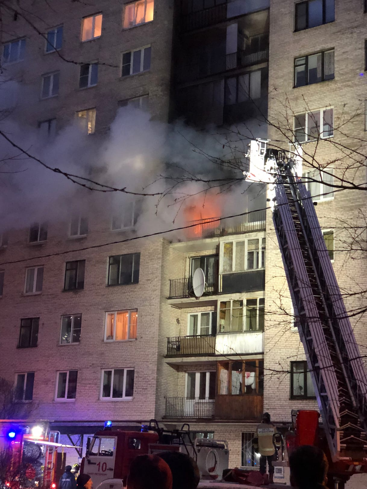 Жильцов эвакуировали из-за пожара в Вяземском переулке, 8, в Петербурге 25  декабря 2020 г. - 25 декабря 2020 - ФОНТАНКА.ру