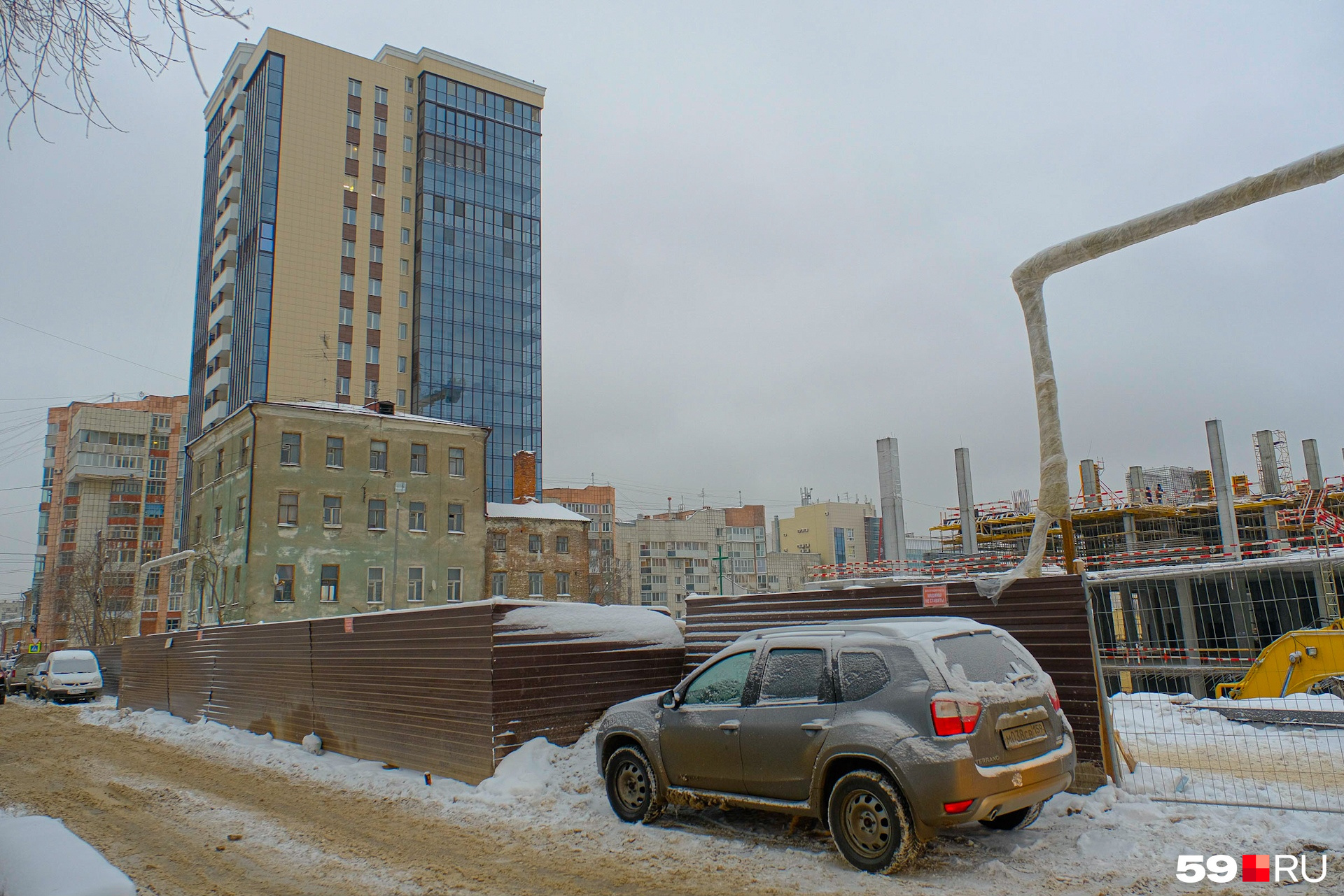 Вид на стройку МФЦ со стороны улицы Советской