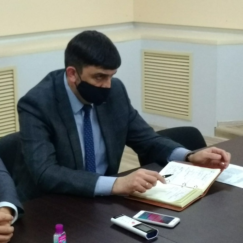 Глава Максим Пекарский заседания проводит в маске Глава Максим Пекарский заседания проводит в маске