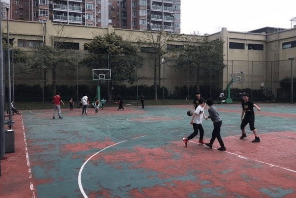 Дети на дворовой спортивной площадке в Дунгуане (Китай)
