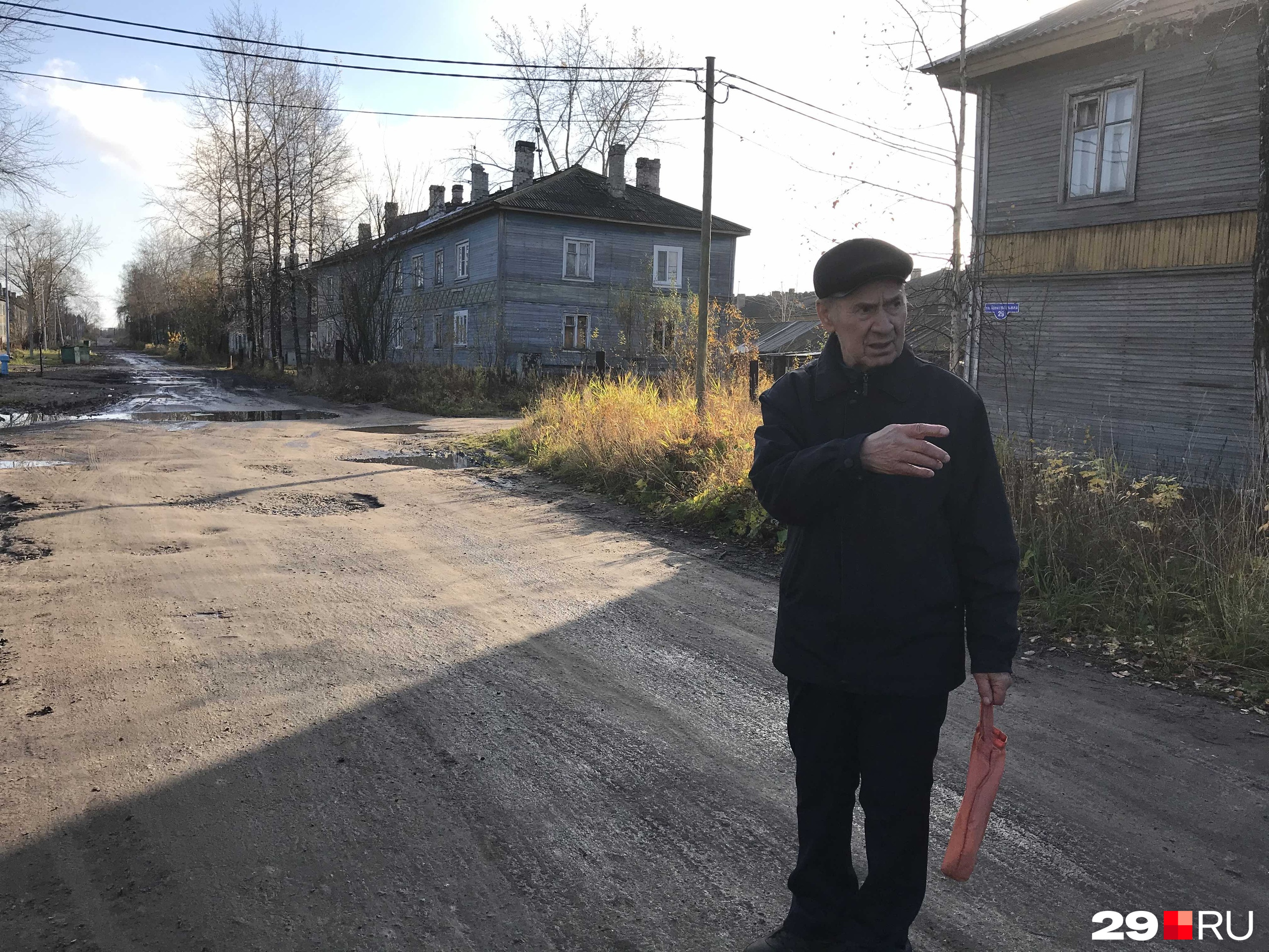 Владимир Минин рассказывает про плохое состояние дороги на Центральной улице поселка Владимир Минин рассказывает про плохое состояние дороги на Центральной улице поселка