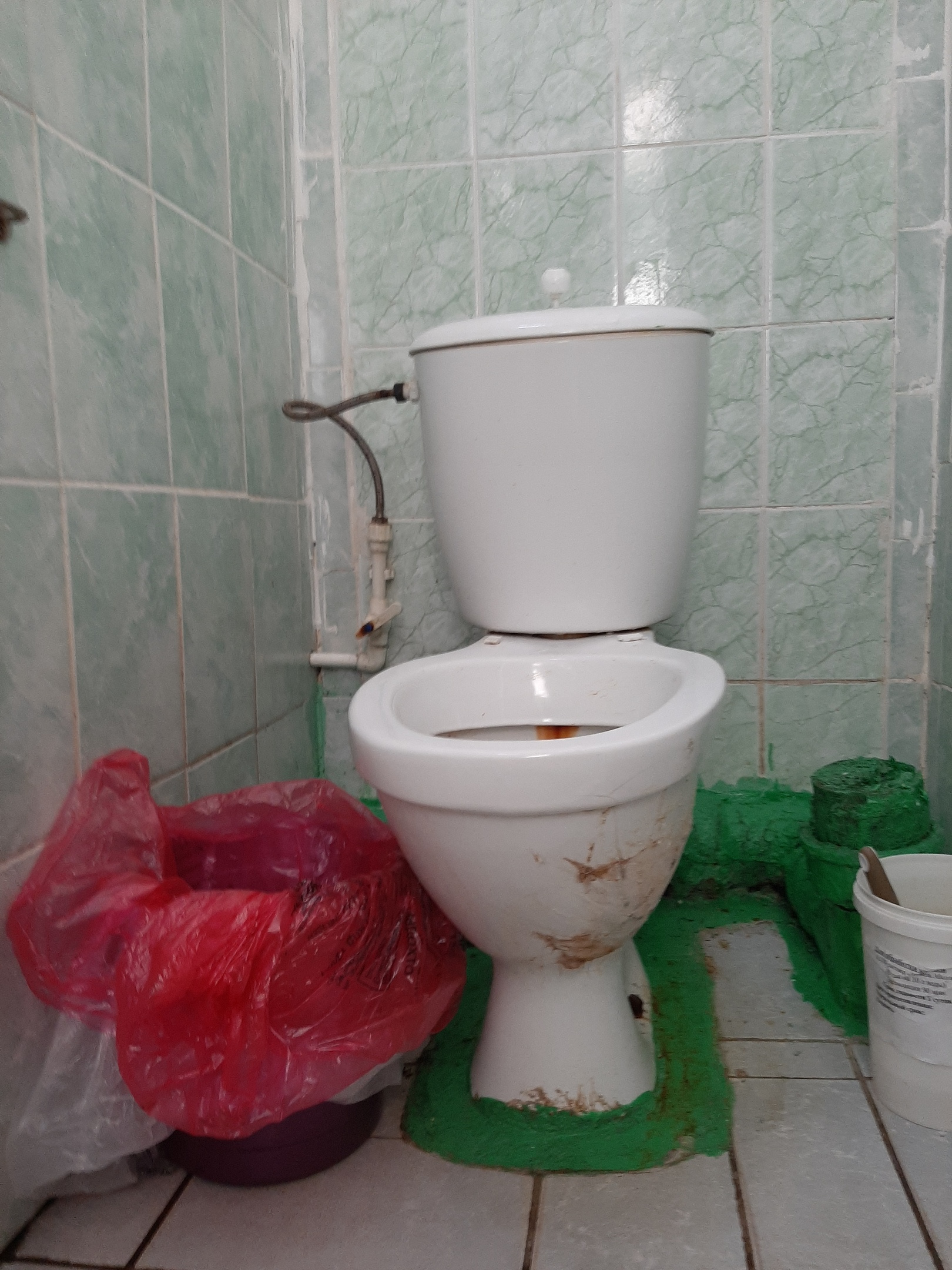 В туалете дела обстоят хуже — на унитазе неприятные пятна и ржавчина