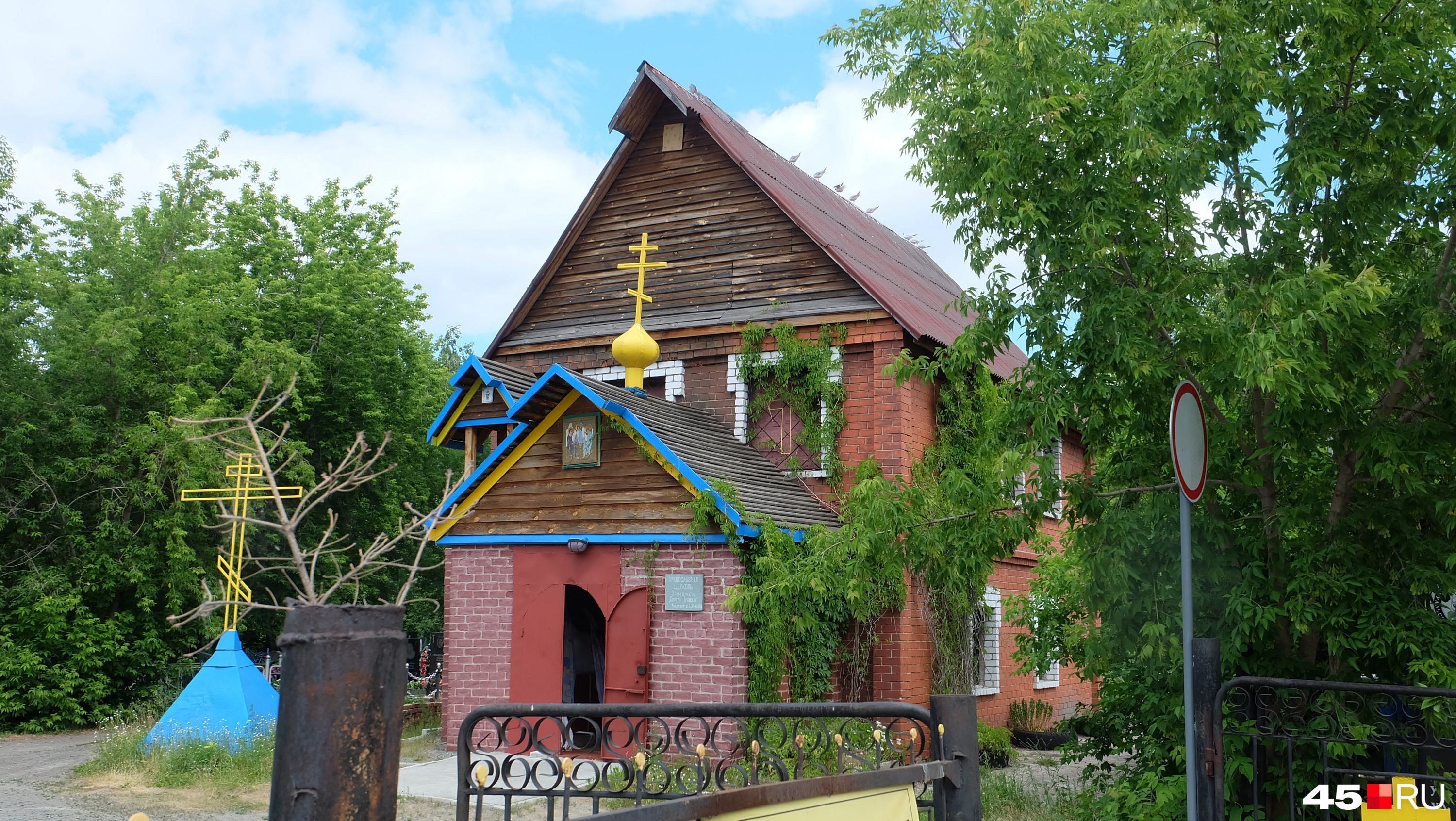 Небольшая церквушка на входе на территорию известного городского кладбища, до недавнего времени была единственной церковью УПЦ Киевского патриархата