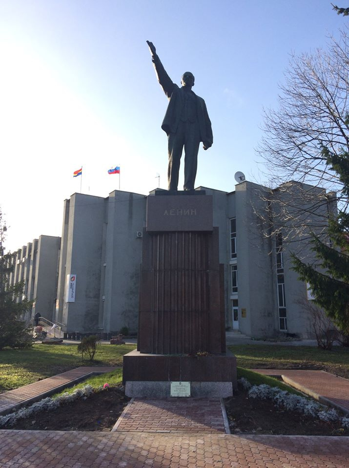 А этот памятник установлен перед администрацией самого западного города России — Балтийска