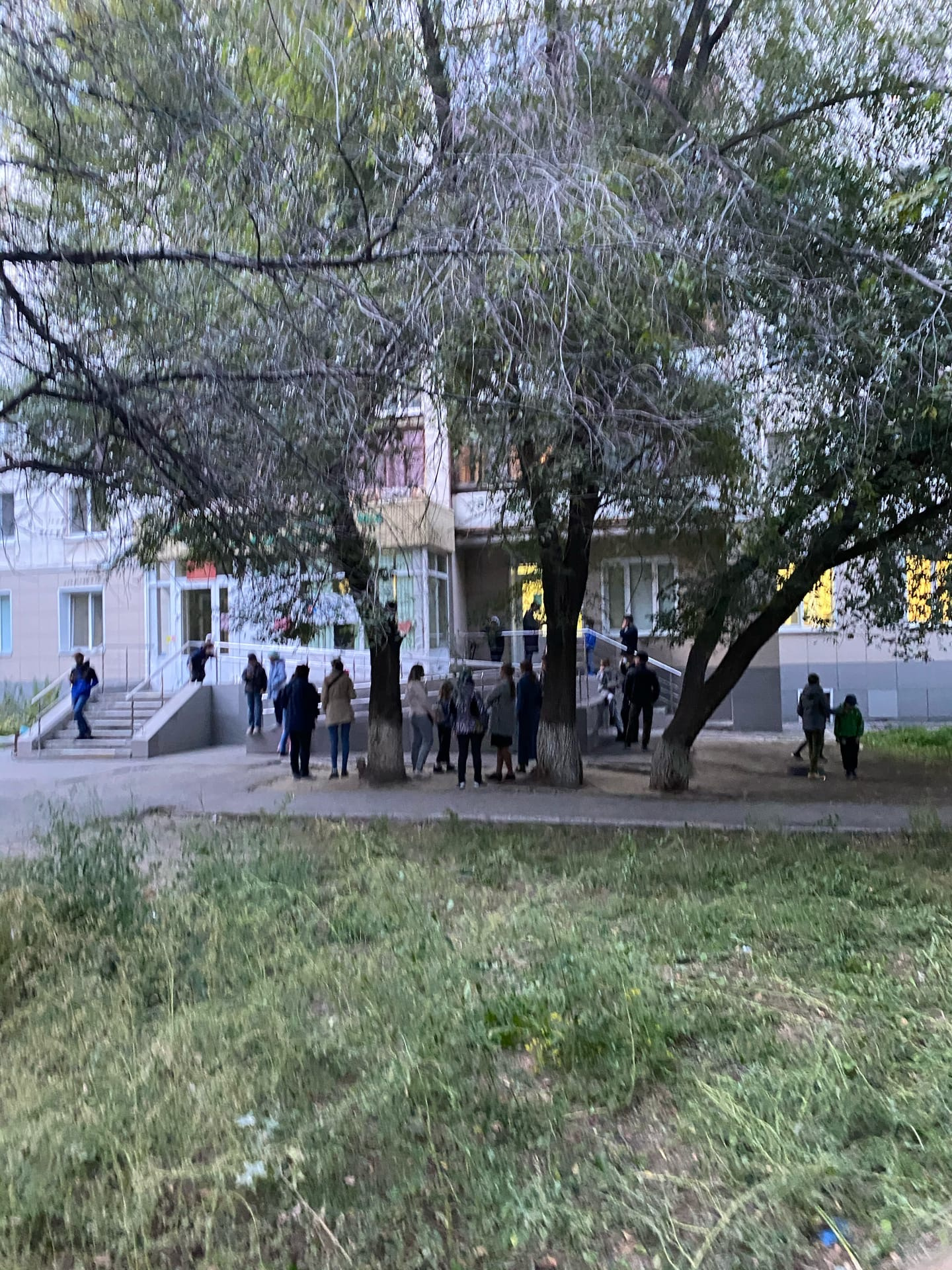 В этой очереди больше 10 человек стоят на улице и ожидают приема в доврачебном кабинете В этой очереди больше 10 человек стоят на улице и ожидают приема в доврачебном кабинете