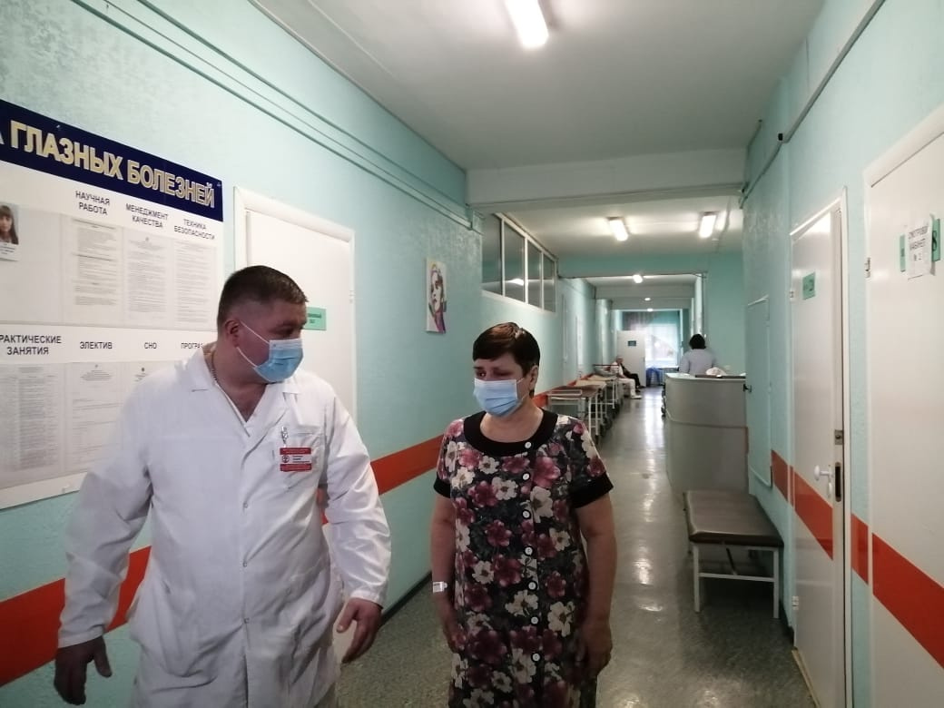 Женщина уже видит тени и сама может ходить по коридору Женщина уже видит тени и сама может ходить по коридору