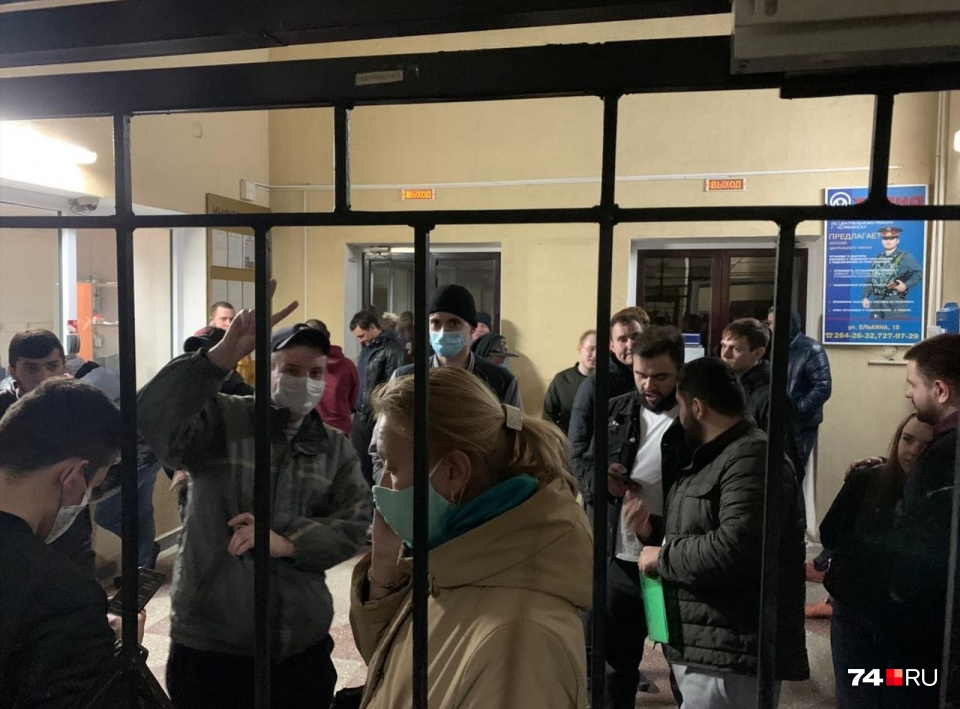 Ночью 17 апреля полиция задержала у памятника Курчатову и привезла в отделение около полсотни человек Ночью 17 апреля полиция задержала у памятника Курчатову и привезла в отделение около полсотни человек