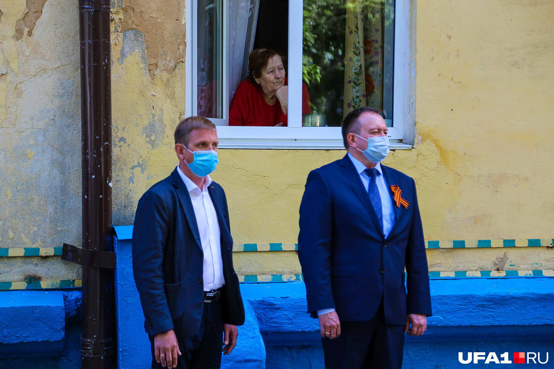 Чиновники пришли поздравлять ветерана, подготовившись по всем правилам Чиновники пришли поздравлять ветерана, подготовившись по всем правилам