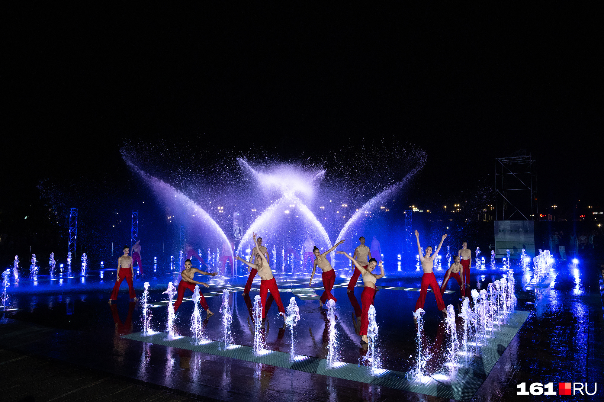 Артисты двигались симметрично «танцу» фонтана