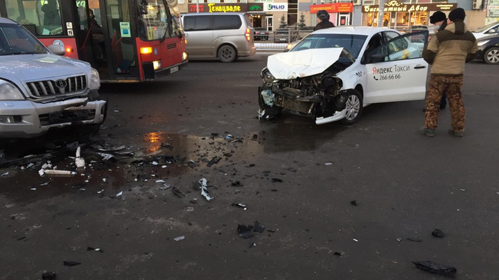 На улице Белинского выросла огромная пробка из-за столкнувшихся такси и внедорожника