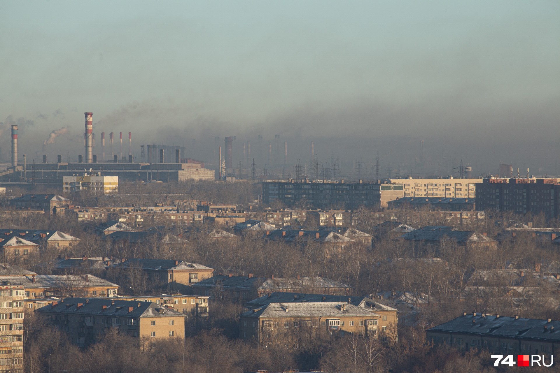 Только дым не рассеивается, а остается в небе над городом Только дым не рассеивается, а остается в небе над городом