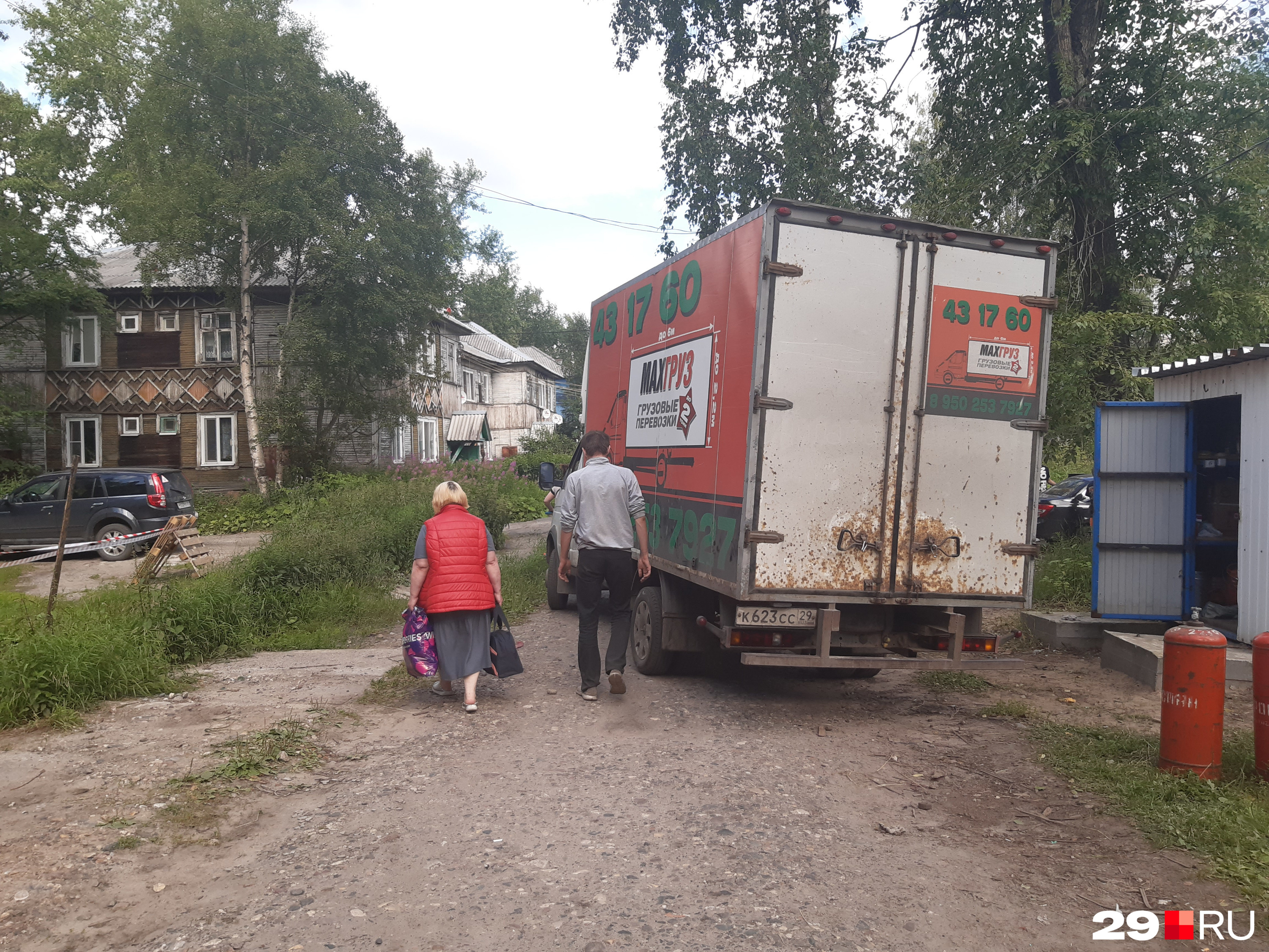 Житель дома Антон Углов вызвал грузовую машину и начал вывозить из своей квартиры мебель и технику