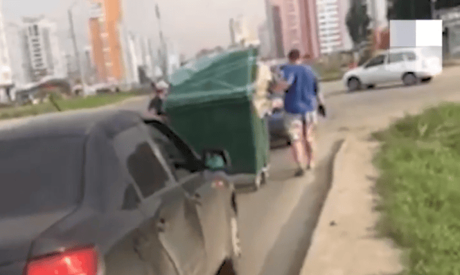 Мусоровоз не смог подъехать контейнеру, зато контейнер смог доехать... Мусоровоз не смог подъехать контейнеру, зато контейнер смог доехать...