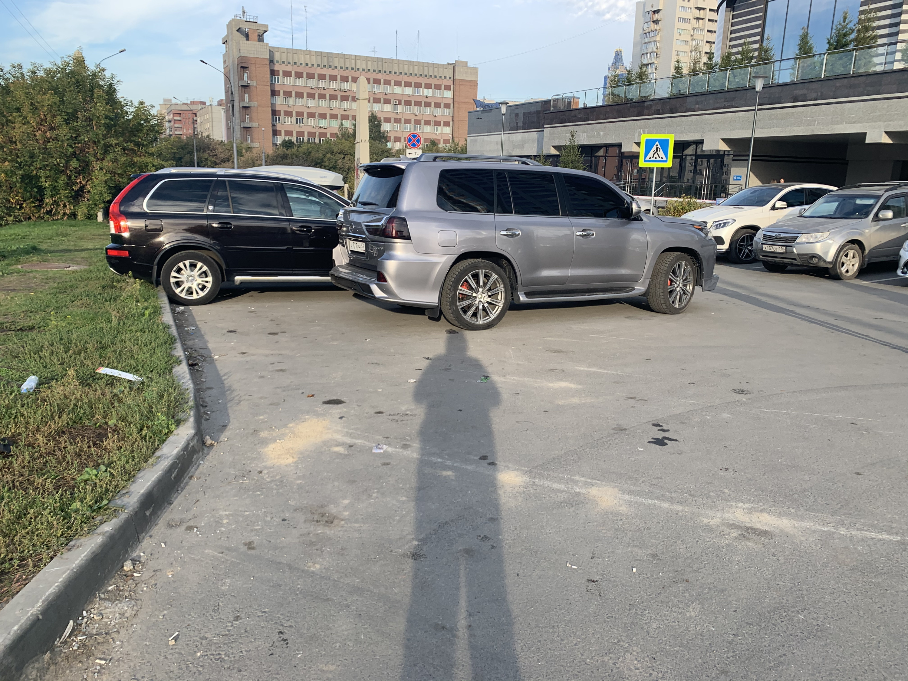 Парковка внедорожника с номерами 777 Парковка внедорожника с номерами 777