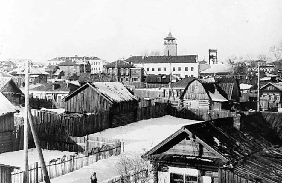 Вид на каланчу в середине XX века. Тюмень деревянная и низкоэтажная
