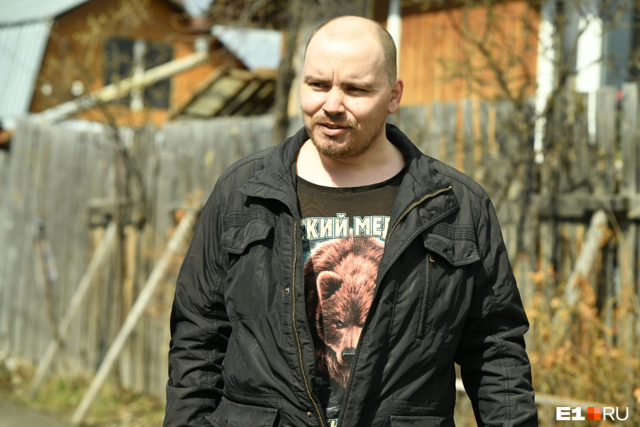 Александр говорит, что месяца два никого не было слышно в этой сторожке Александр говорит, что месяца два никого не было слышно в этой сторожке