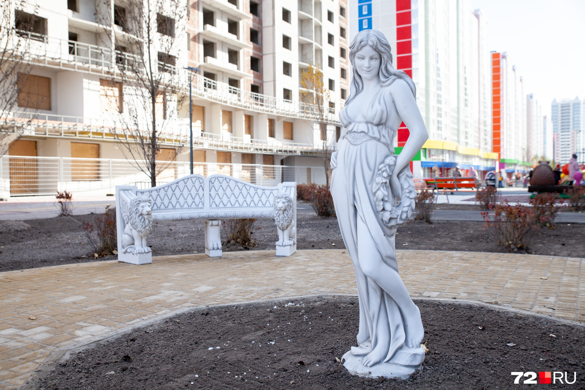 Статуи в античном стиле раскритиковал известный урбанист Илья Варламов. А местные жители с удовольствием любуются ими по пути на остановку