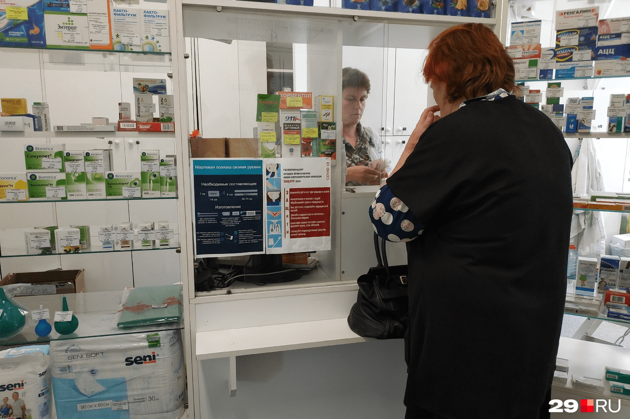 В аптеке на Кегострове клиентов обслуживают через стекло и напоминают об изоляции памятками