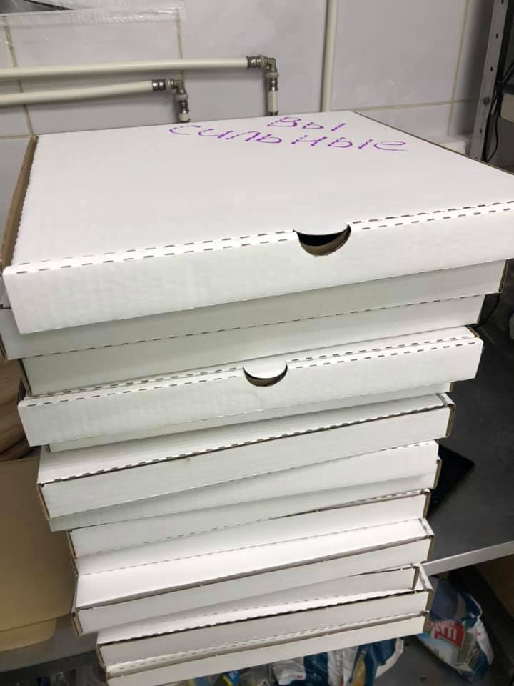 На каждой коробке с пиццей написали «Вы сильные»