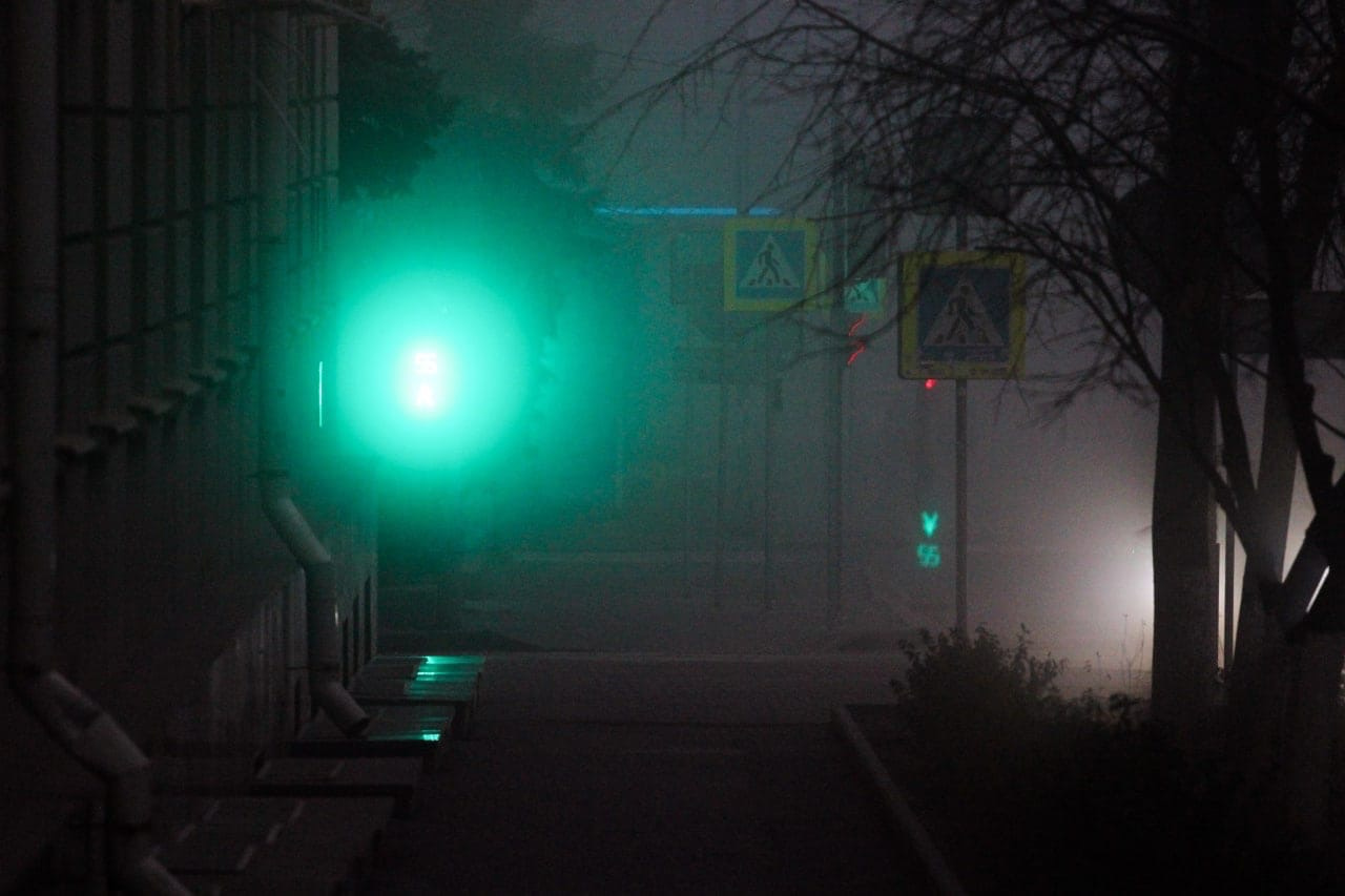 Светофор окрасил туман в ярко-зеленый цвет