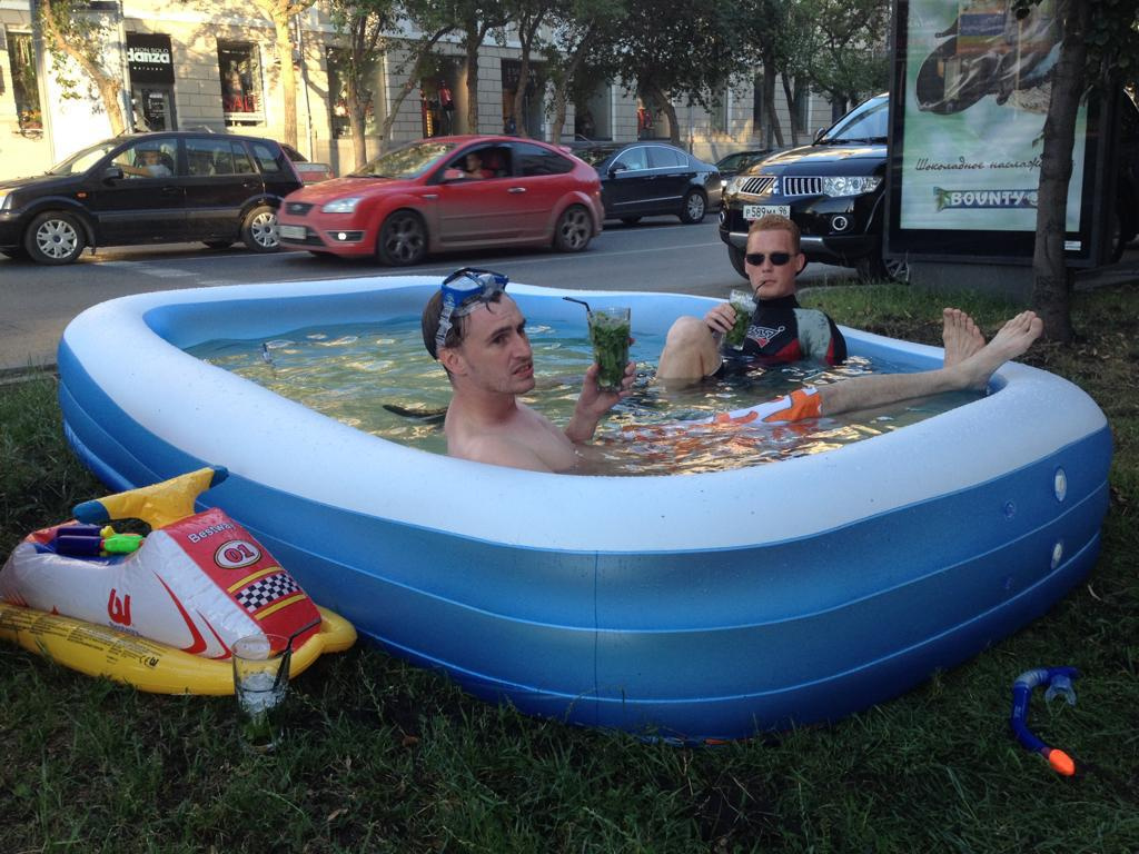 Автомобилисты завидовали гостям, которые в жару лежали в бассейне