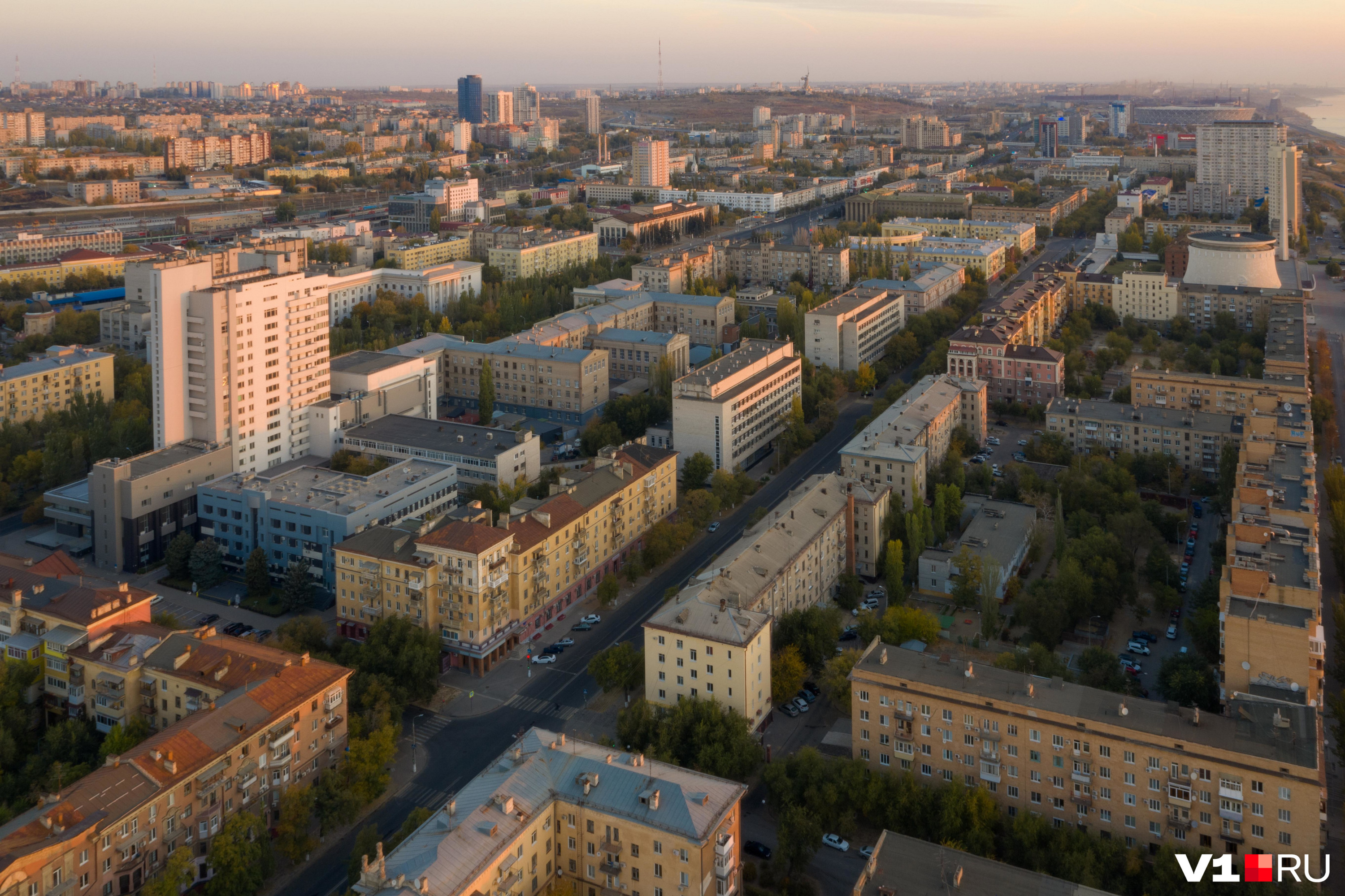 Первые лучи утреннего солнца на зданиях по улице Советской Первые лучи утреннего солнца на зданиях по улице Советской