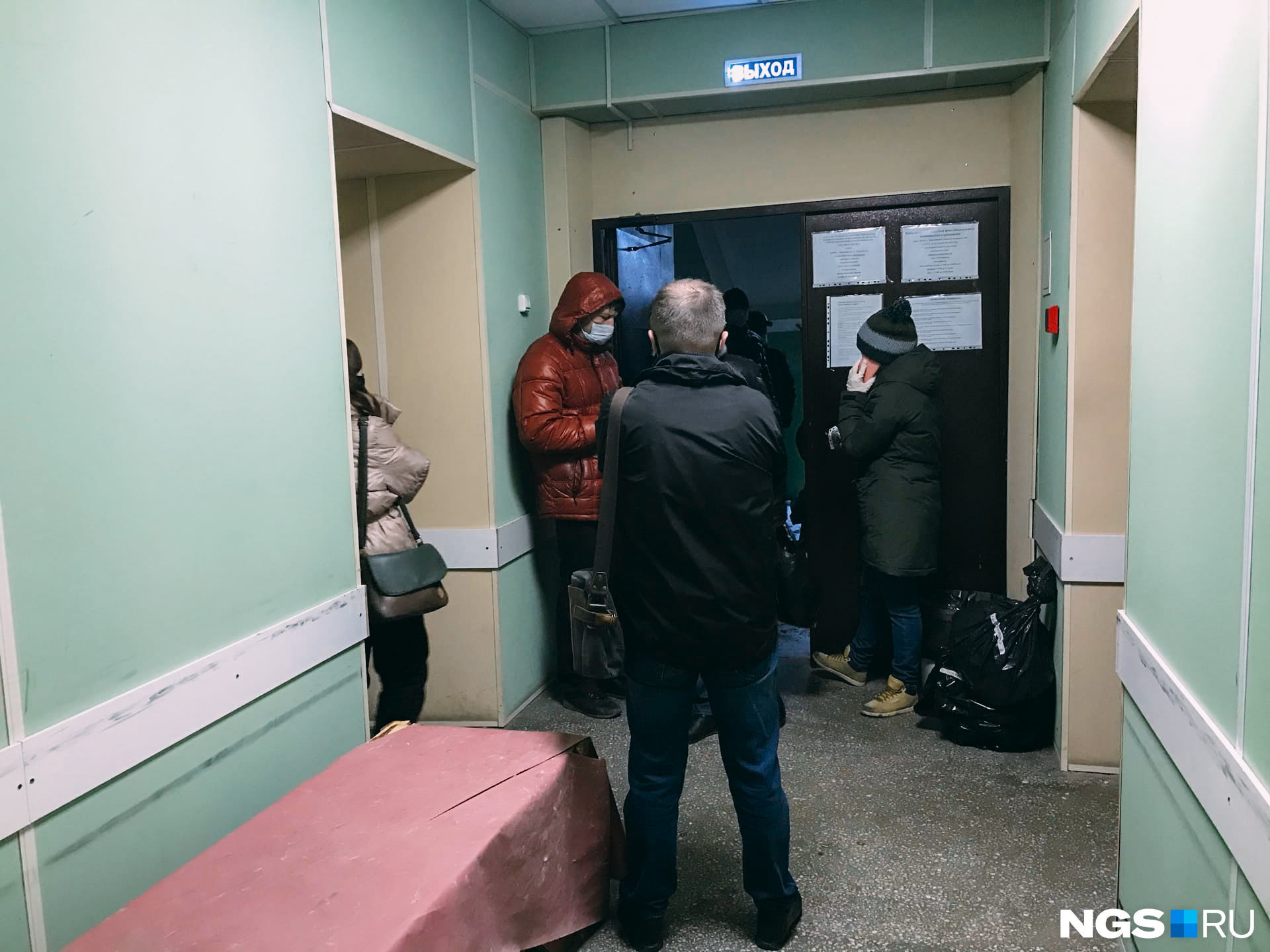 Родственники в ожидании справки о смерти в морге — сначала им говорят прийти за документами, потом резко выгоняют Родственники в ожидании справки о смерти в морге — сначала им говорят прийти за документами, потом резко выгоняют