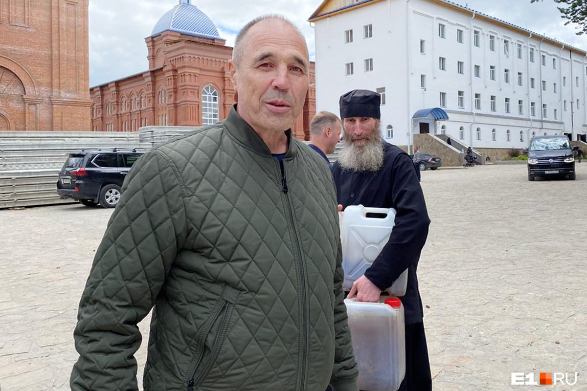 Дмитрий Соколов приезжает в монастырь каждую неделю. Священники говорят, что семья Соколовых самая веселая в монастыре