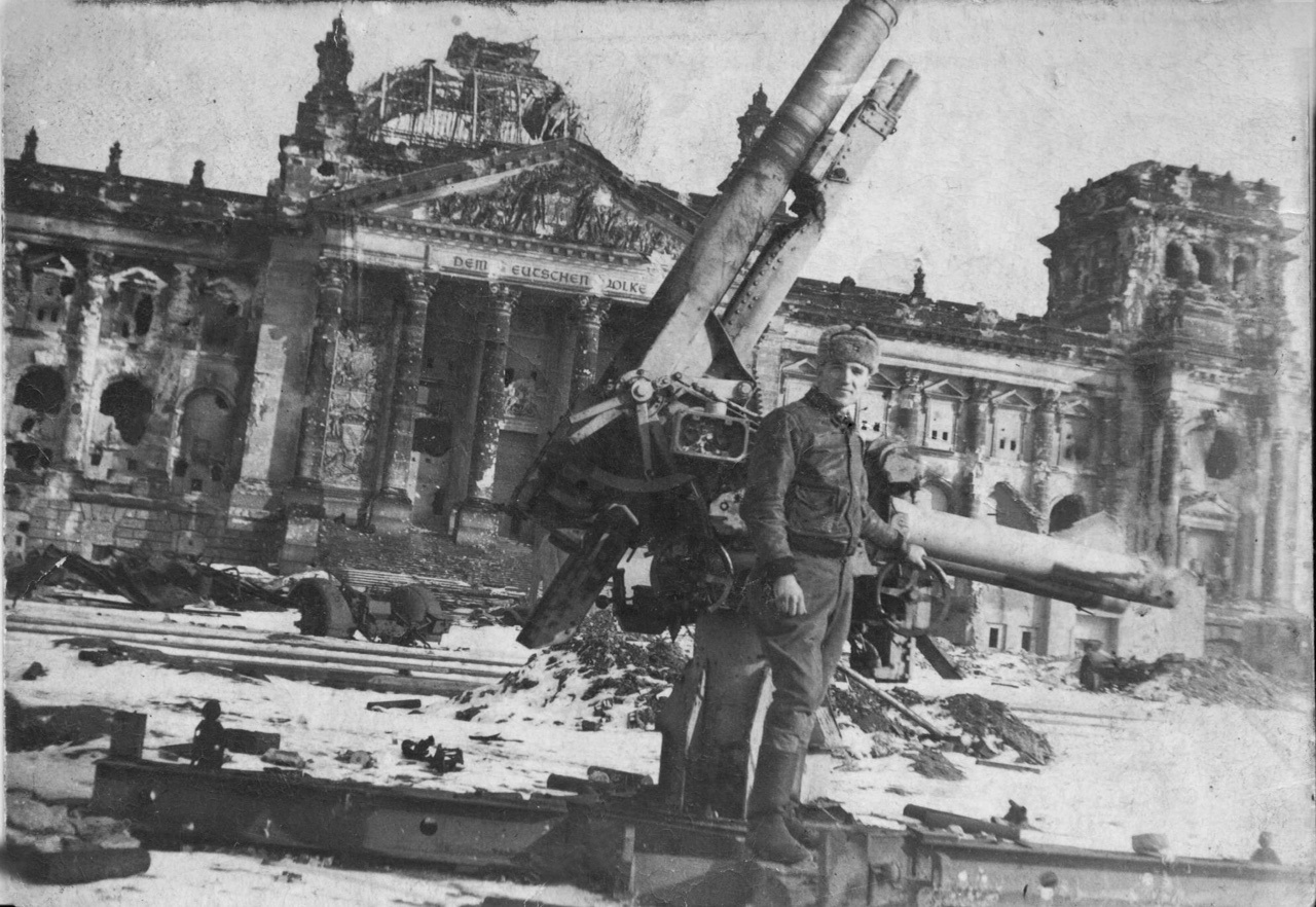 7 мая 1945 года, водитель грузовиков-заправщиков Василий Клименко <a href="https://www.e1.ru/news/spool/news_id-52969711.html" target="_blank" class="_">на фоне разбитого Рейхстага</a> 7 мая 1945 года, водитель грузовиков-заправщиков Василий Клименко <a href="https://www.e1.ru/news/spool/news_id-52969711.html" target="_blank" class="_">на фоне разбитого Рейхстага</a>