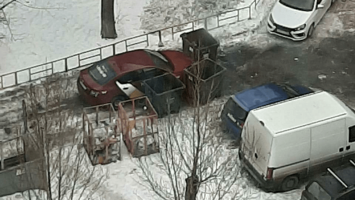«Я паркуюсь как...»: разборки с наглым таксистом из-за помойки и стоянка на снежной куче