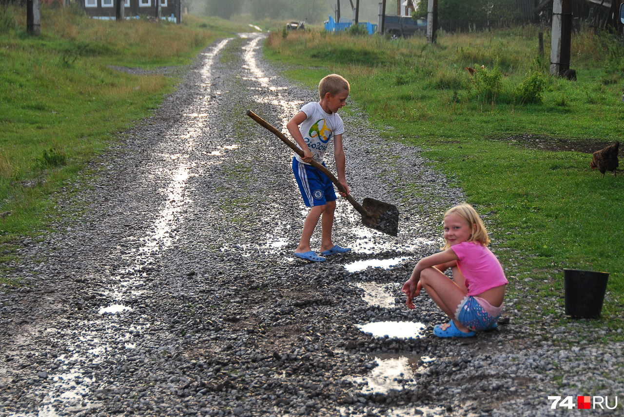 Дороги в Катав-Ивановском районе местами дрянные: вот дети взялись за устранение одной из русских проблем