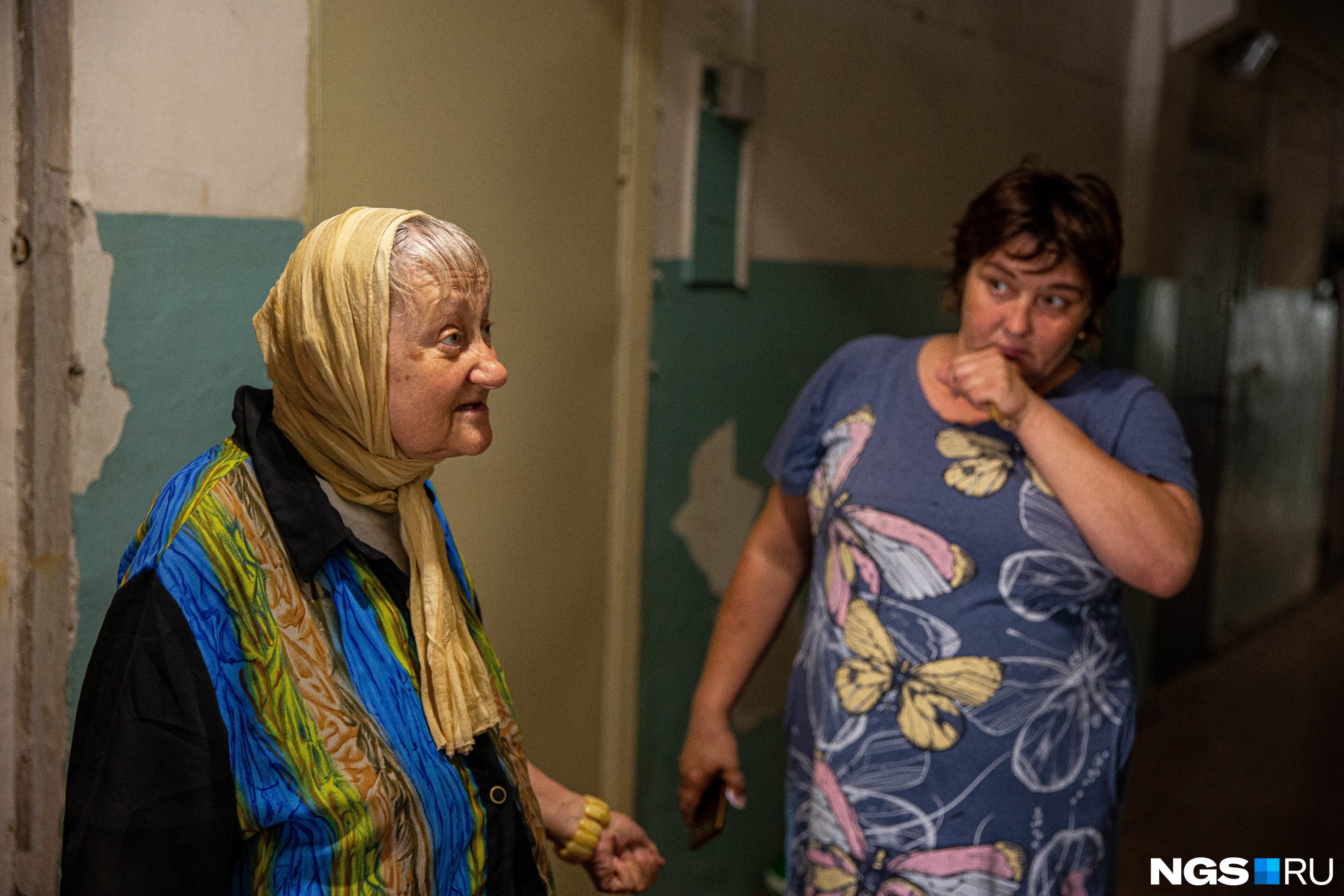 Старшая по общежитию Ольга Чипенко (справа) встала на защиту Аллы Николаевны и её дочери перед чиновниками мэрии