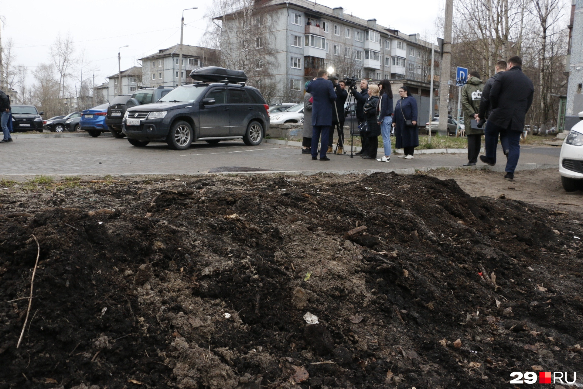 Цыбульский сказал пару слов в микрофон для жителей дома и прохожих, а потом дал интервью телевизинщикам Цыбульский сказал пару слов в микрофон для жителей дома и прохожих, а потом дал интервью телевизинщикам