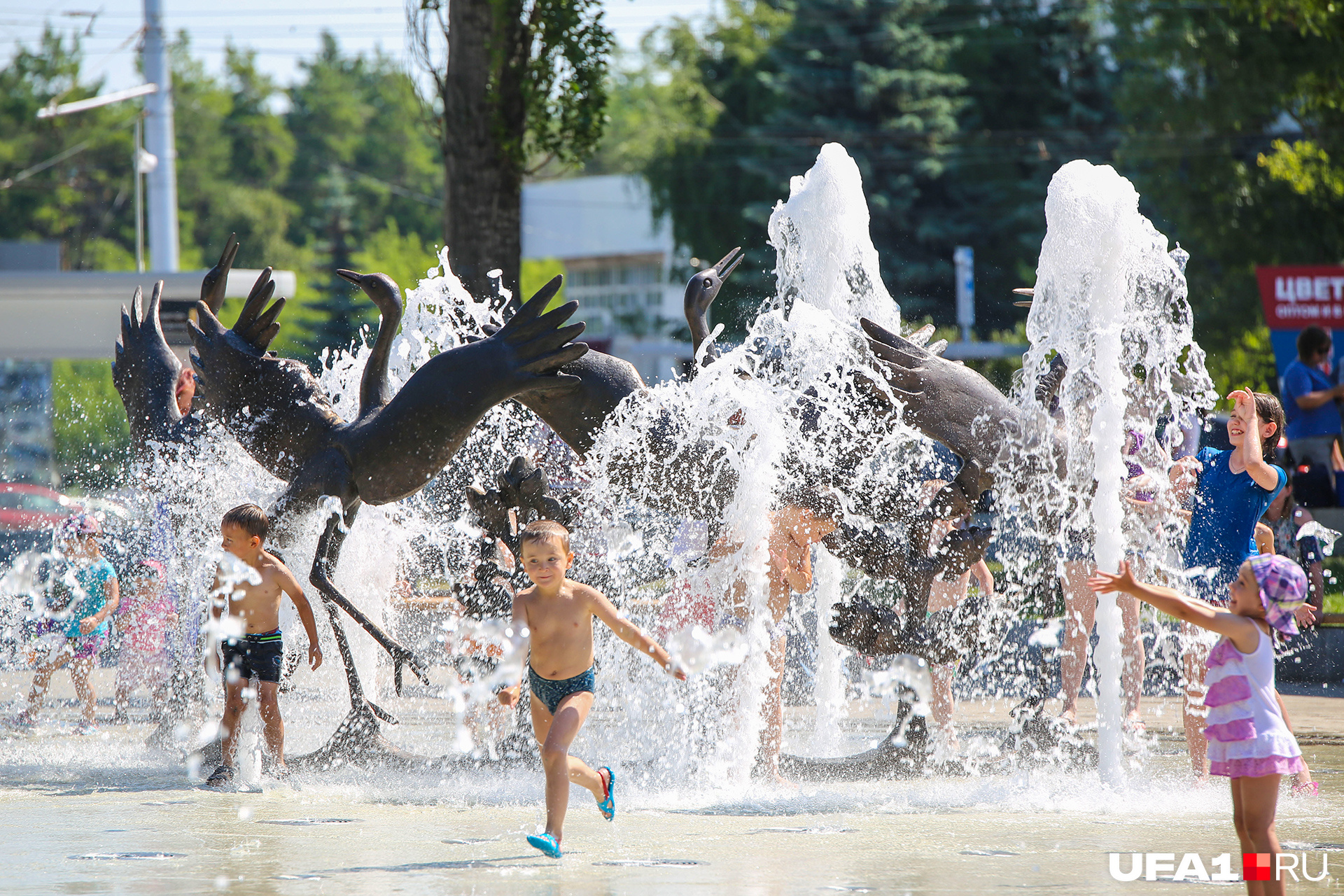 Детишки спасались от жары, плескаясь в фонтане