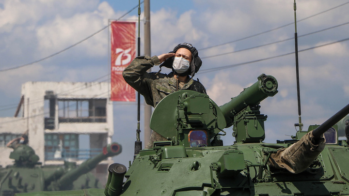 Танки и маски: 20 снимков с репетиции парада Победы в Нижнем Новгороде