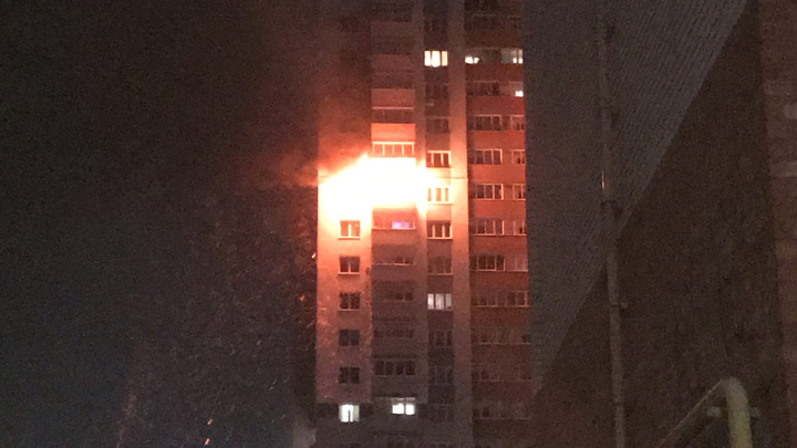 Эвакуировано 115 человек: жильцов горящей высотки в Дзержинске разместят во временных пунктах